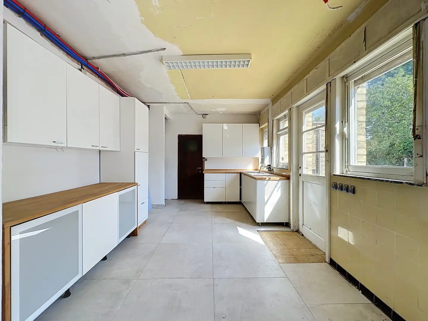 Welgelegen alleenstaande villa met opknapwerk. foto 6