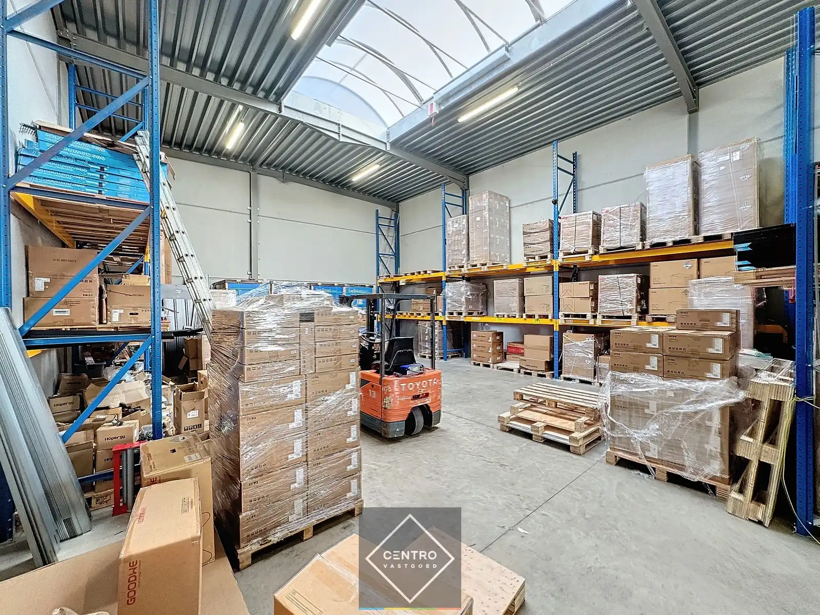 Kwalitatief en goed geïsoleerd NB MAGAZIJN (212m²) met 2 private parkeerplaatsen op ambachtelijke zone te Oostkamp (Waardamme). foto 2
