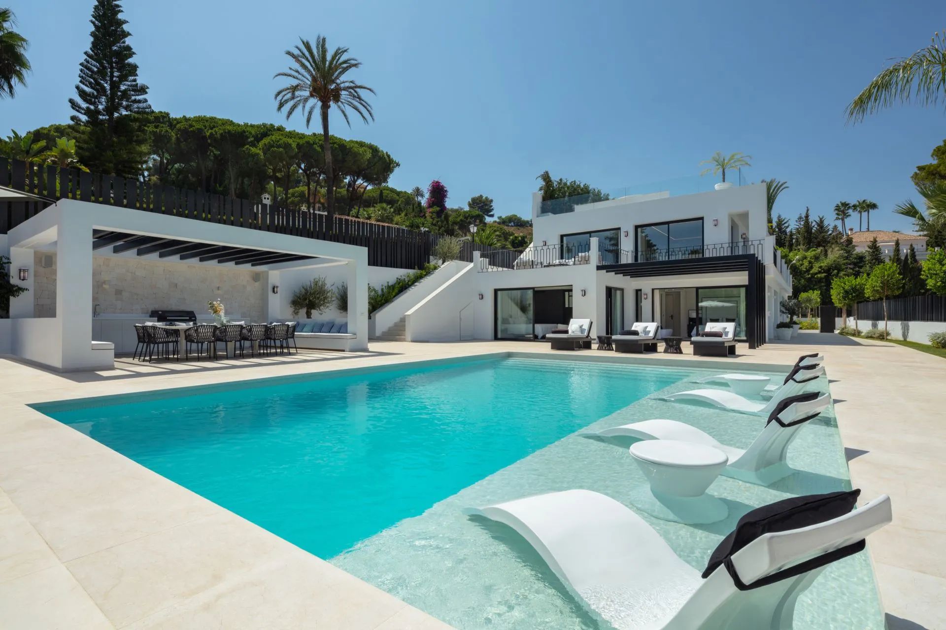 Prachtige villa met mooi zicht op fantastische locatie! In het hart van de Nueva Andalucia Golfvallei foto {{pictureIndex}}