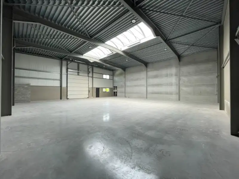 Recente KMO-unit van 369 m² met kantoor, buitenopslag en 2 parkeerplaatsen foto 5
