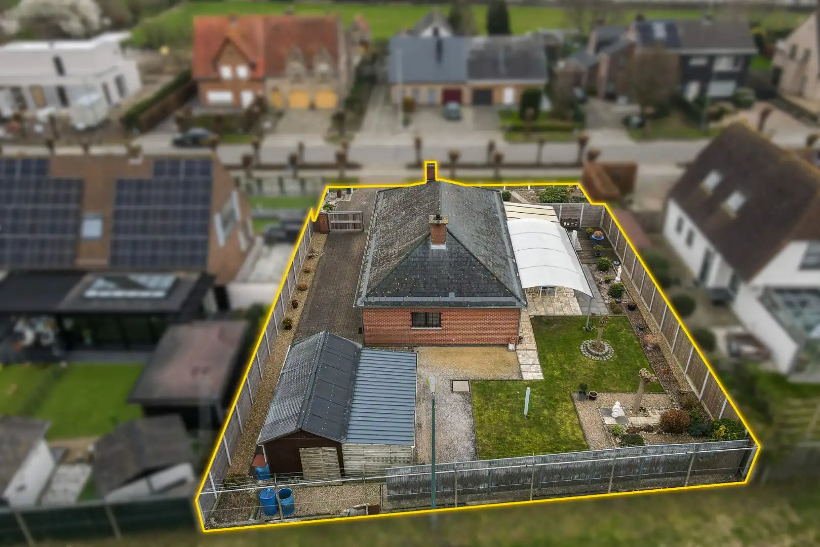 Alleenstaande bungalow met garage en tuin  op 684 m² foto 21