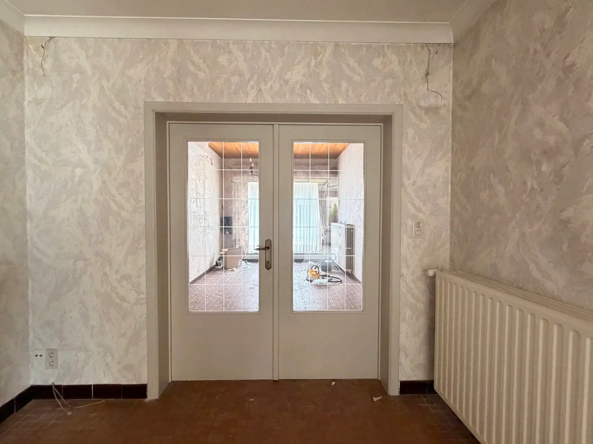 Ruime te renoveren woning met 4 slaapkamers, tuin en garage in Adinkerke te koop. foto 4