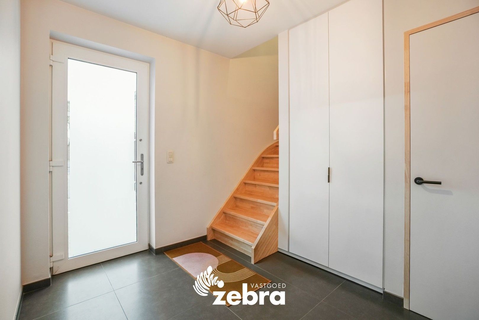 Ruime en recente woning met vier slaapkamers te Gijverinckhove! foto 2