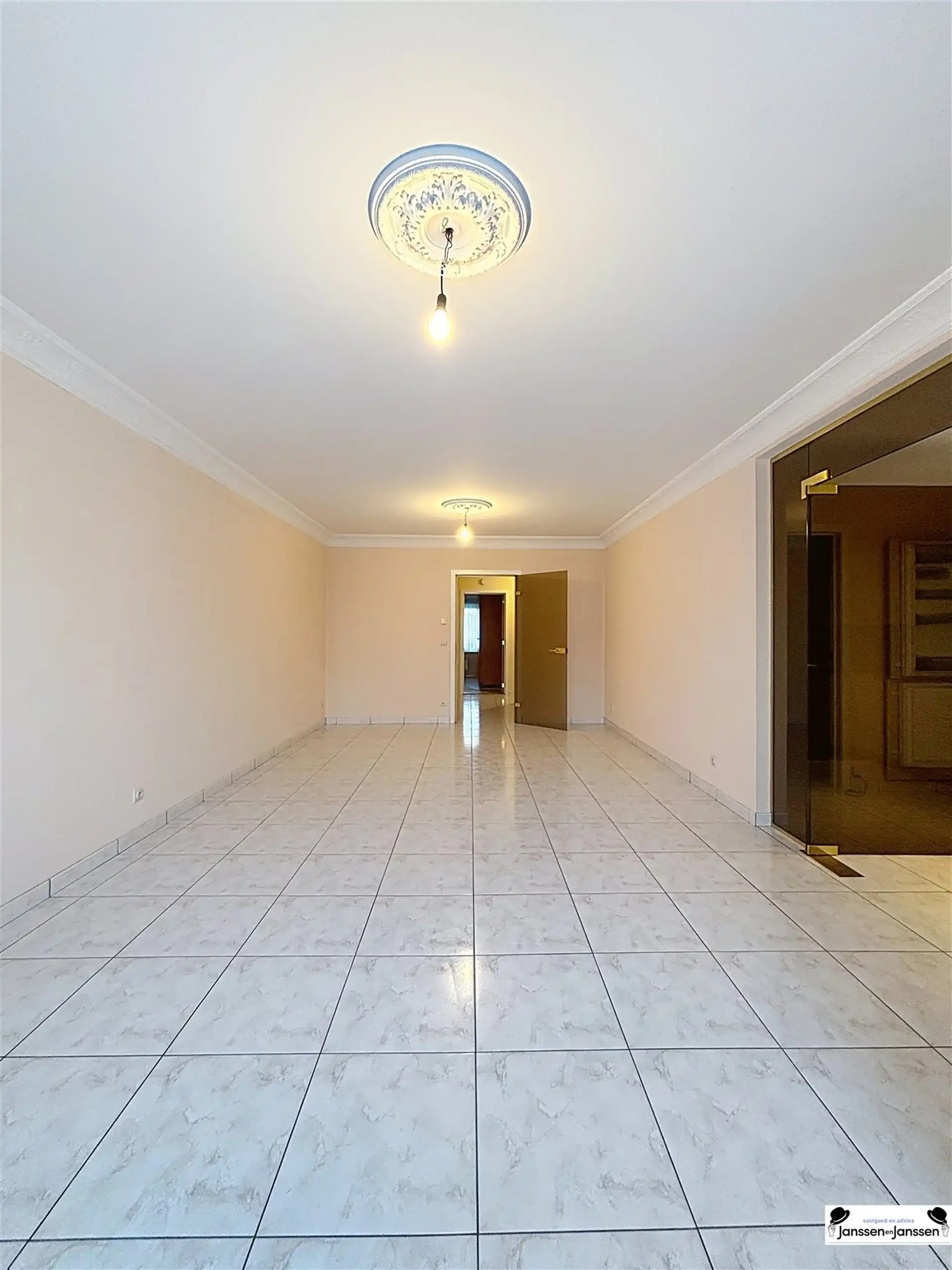 Ruim gelijkvloers appartement met topligging in Oostende foto 4