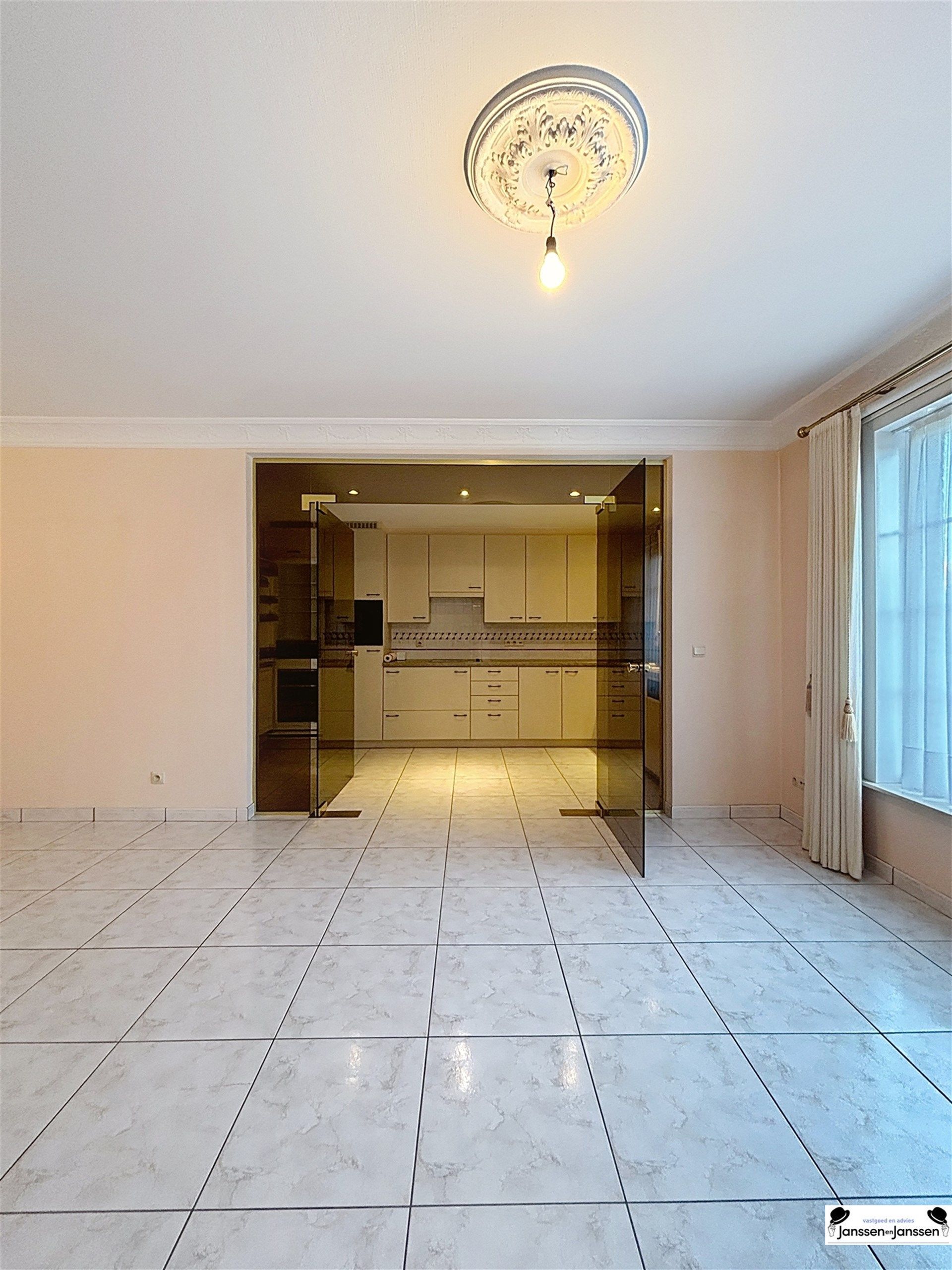 Ruim gelijkvloers appartement met topligging in Oostende foto 5