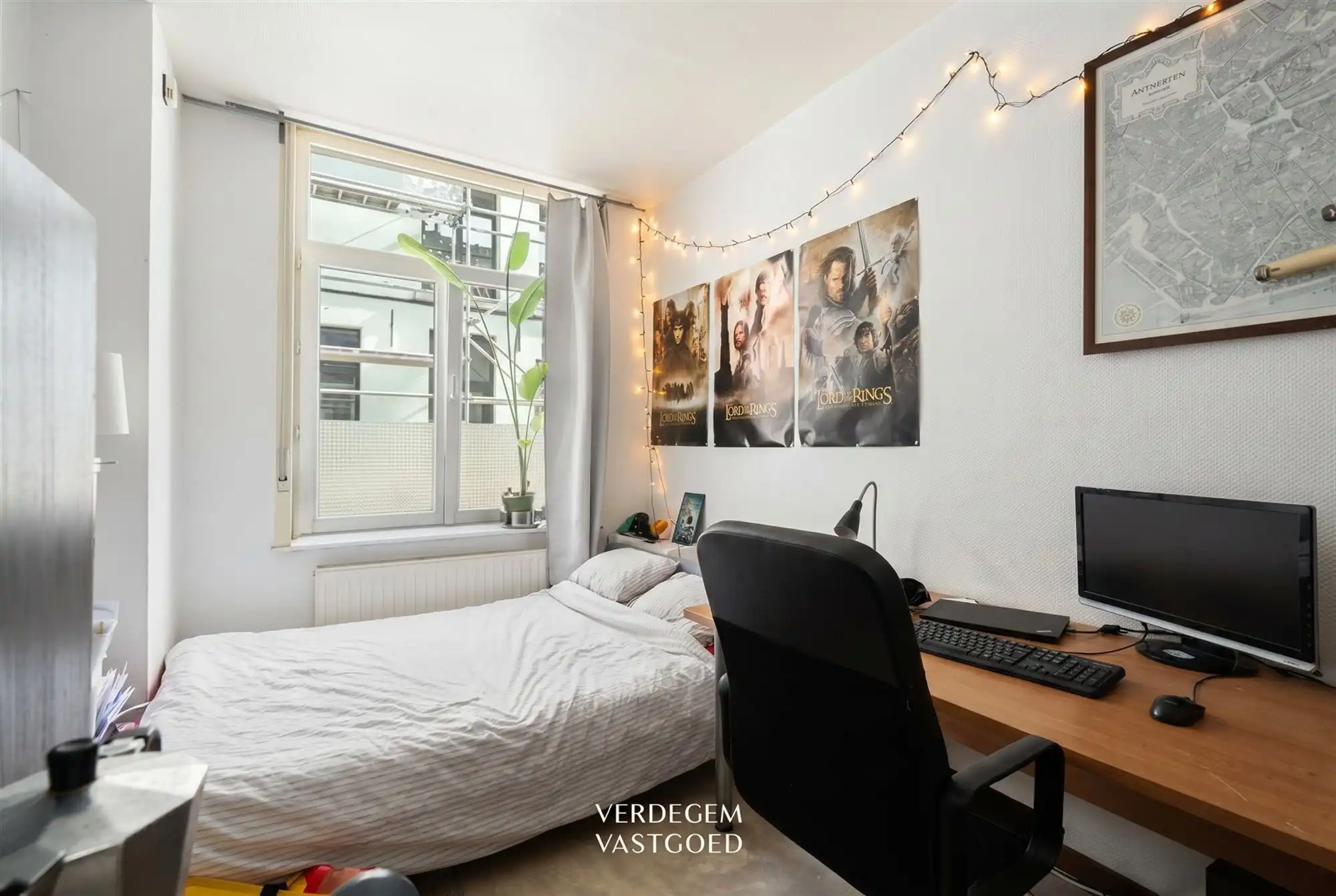 Achter deze mooie blauwe gevel vind je een opbrengsteigendom met 5 studentenkamers op topligging foto 5