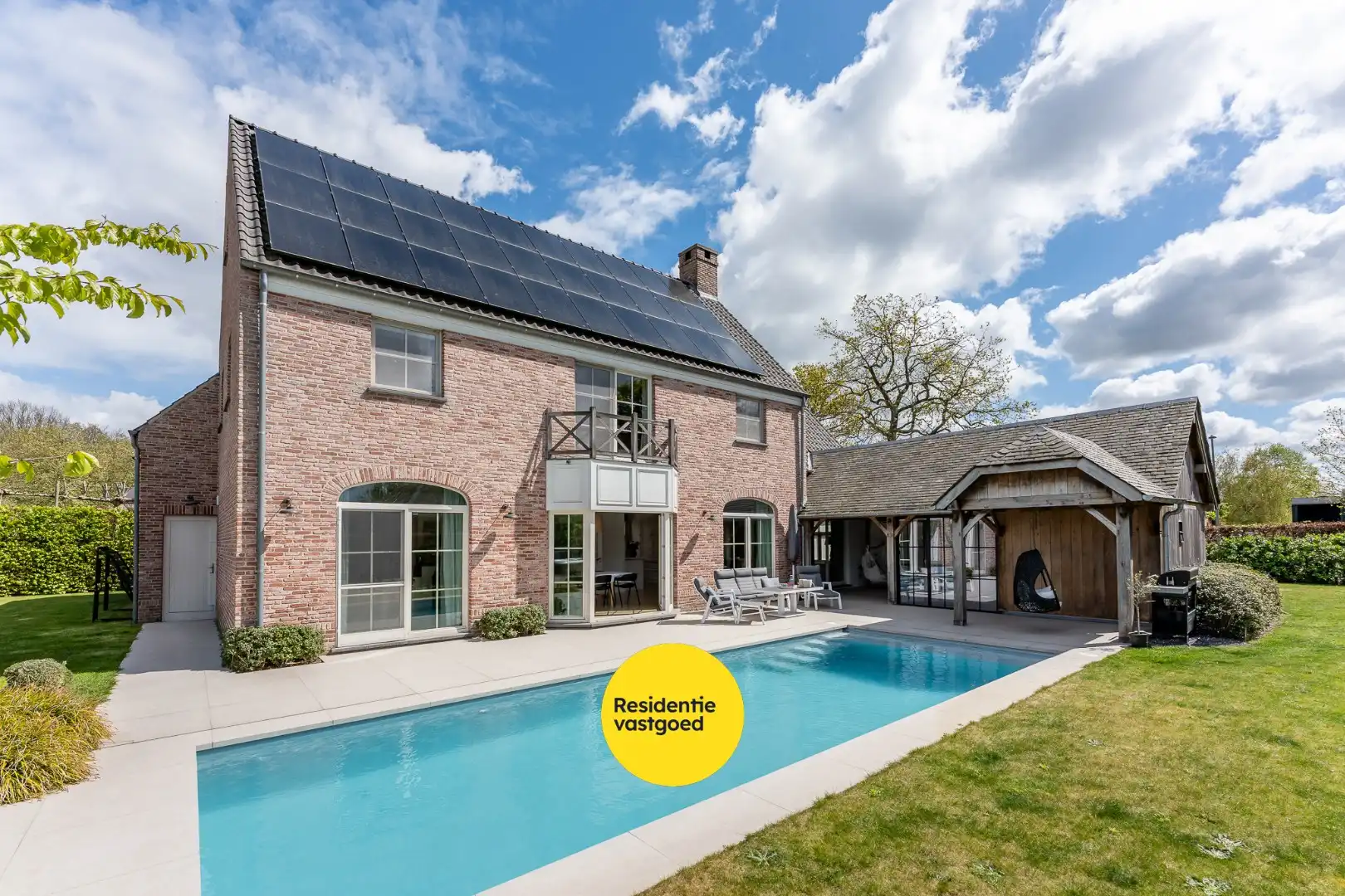 Exclusieve villa met zwembad en poolhouse in de nieuwe St-Annawijk te Sint-Andries foto {{pictureIndex}}