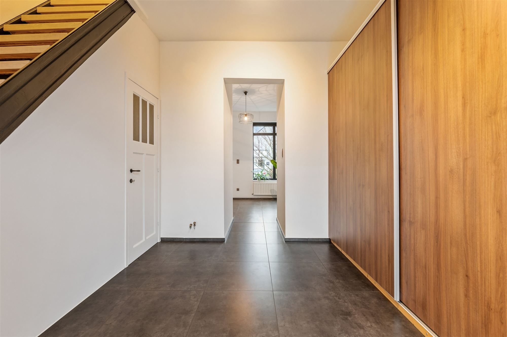 PRACHTIG GERENOVEERDE WONING MET RUIME GARAGE OP IDEALE LIGGING! foto 11