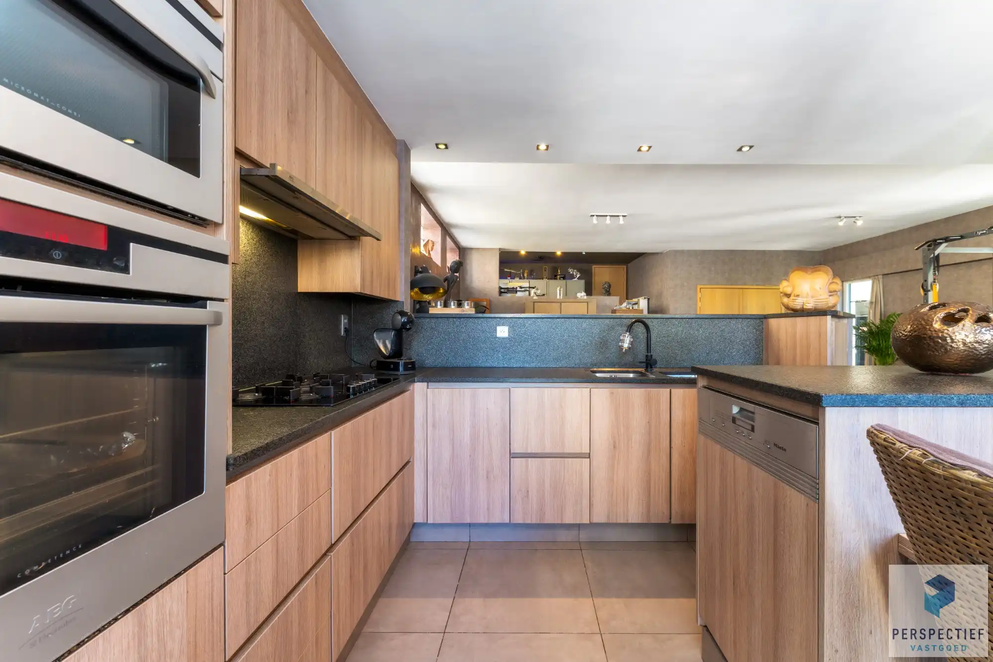 Ruime, instapklare woning met 4 slaapkamers, garage en magazijn op 970 m² foto 15