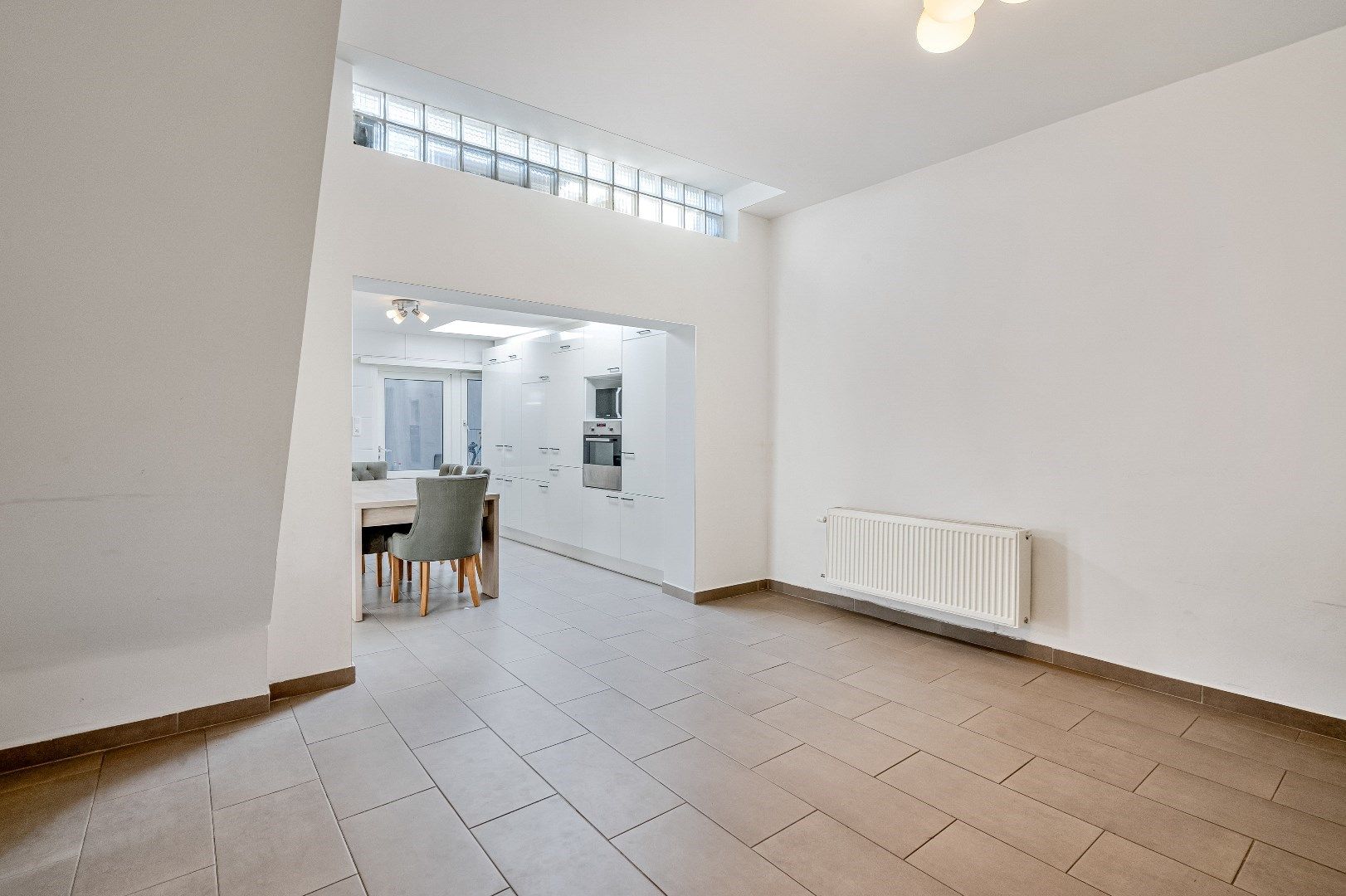 Gerenoveerde stadwoning met 4 slaapkamers foto 3