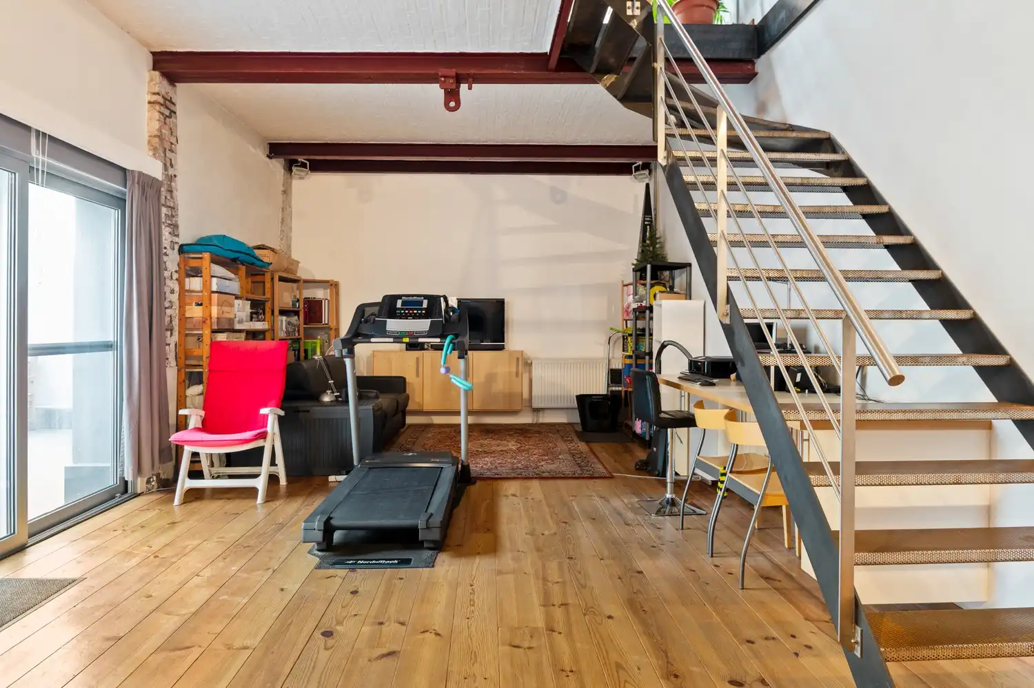 Ruime stadswoning met 4-5 slaapkamers, garage, sauna en buitenruimte! foto 8