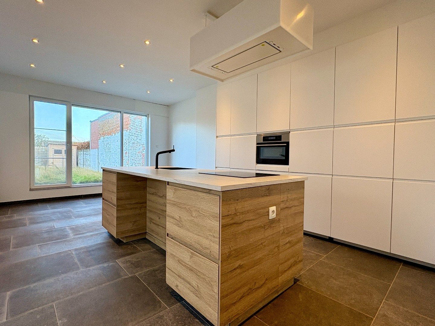 Compleet gerenoveerde woning met tuin en 4 slaapkamers in Tielt. foto {{pictureIndex}}