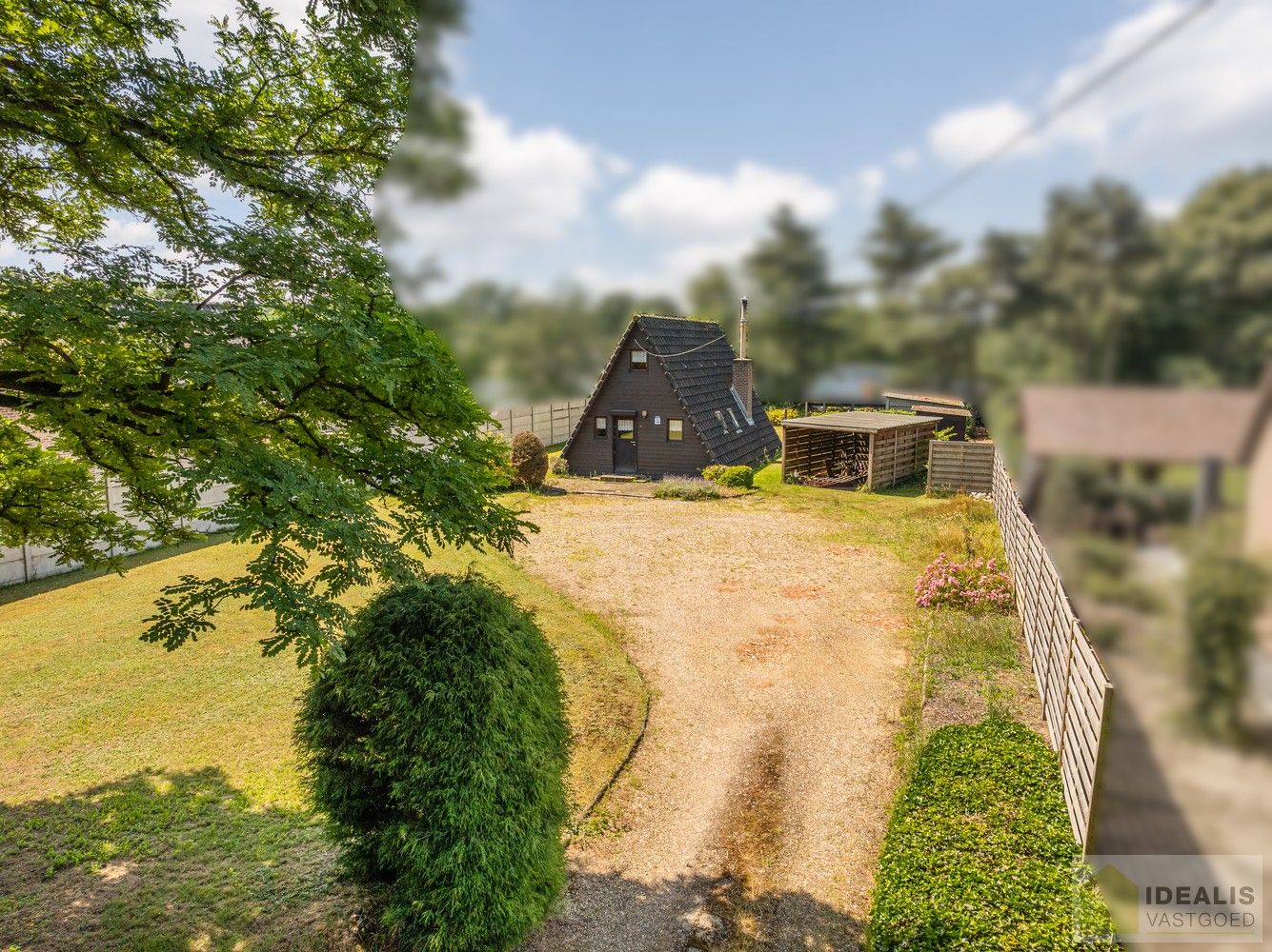 DEALIS VASTGOED – Residentieel gelegen bouwgrond met zicht op groen van maar liefst 12a (1200m²) met een straatbreedte van +- 20m. Momenteel voorzien van een chalet (onvergund) die dienst kan doen als tijdelijke woning. foto 2