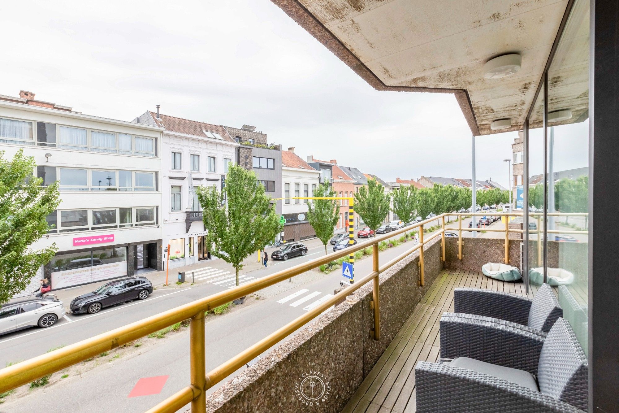 Appartement met drie slaapkamers op een goede locatie met twee ruime terrassen. foto 3