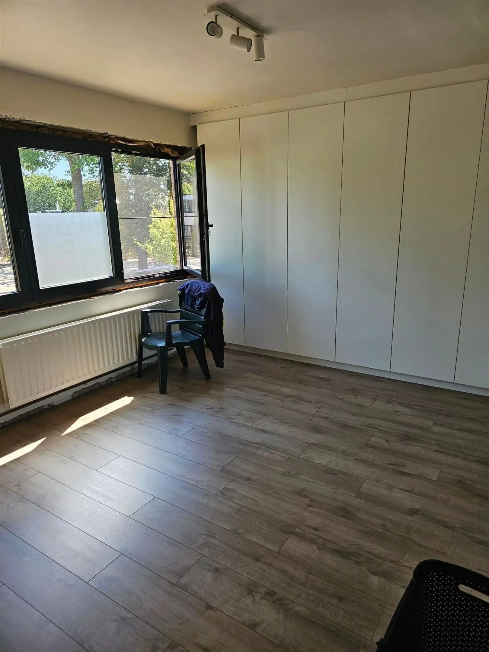 Verder af te werken rijwoning met tuin en garage. foto 12