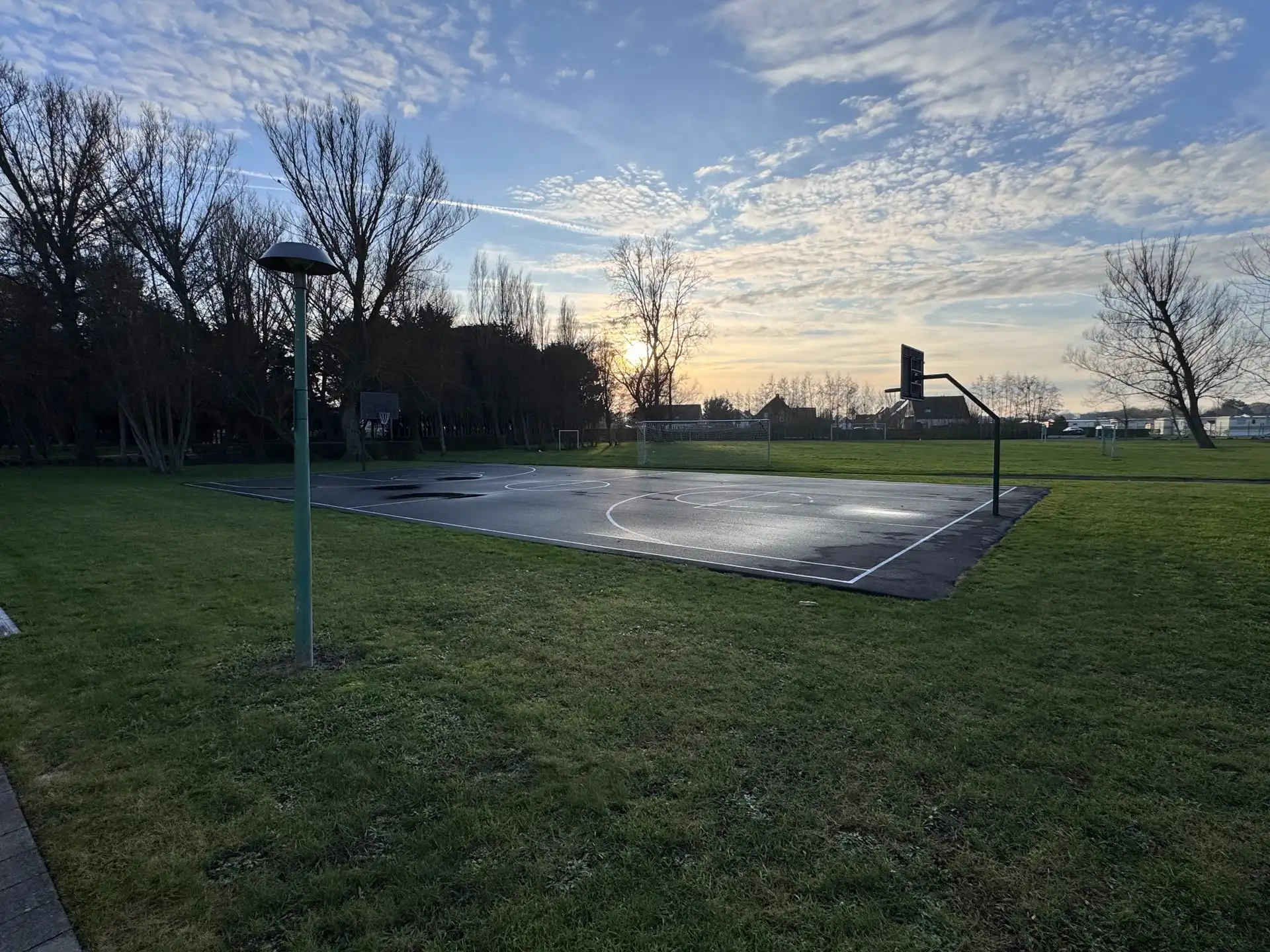 Instapklaar appartement met twee slaapkamers en afgewerkt met oog voor hedendaags wooncomfort. foto 9