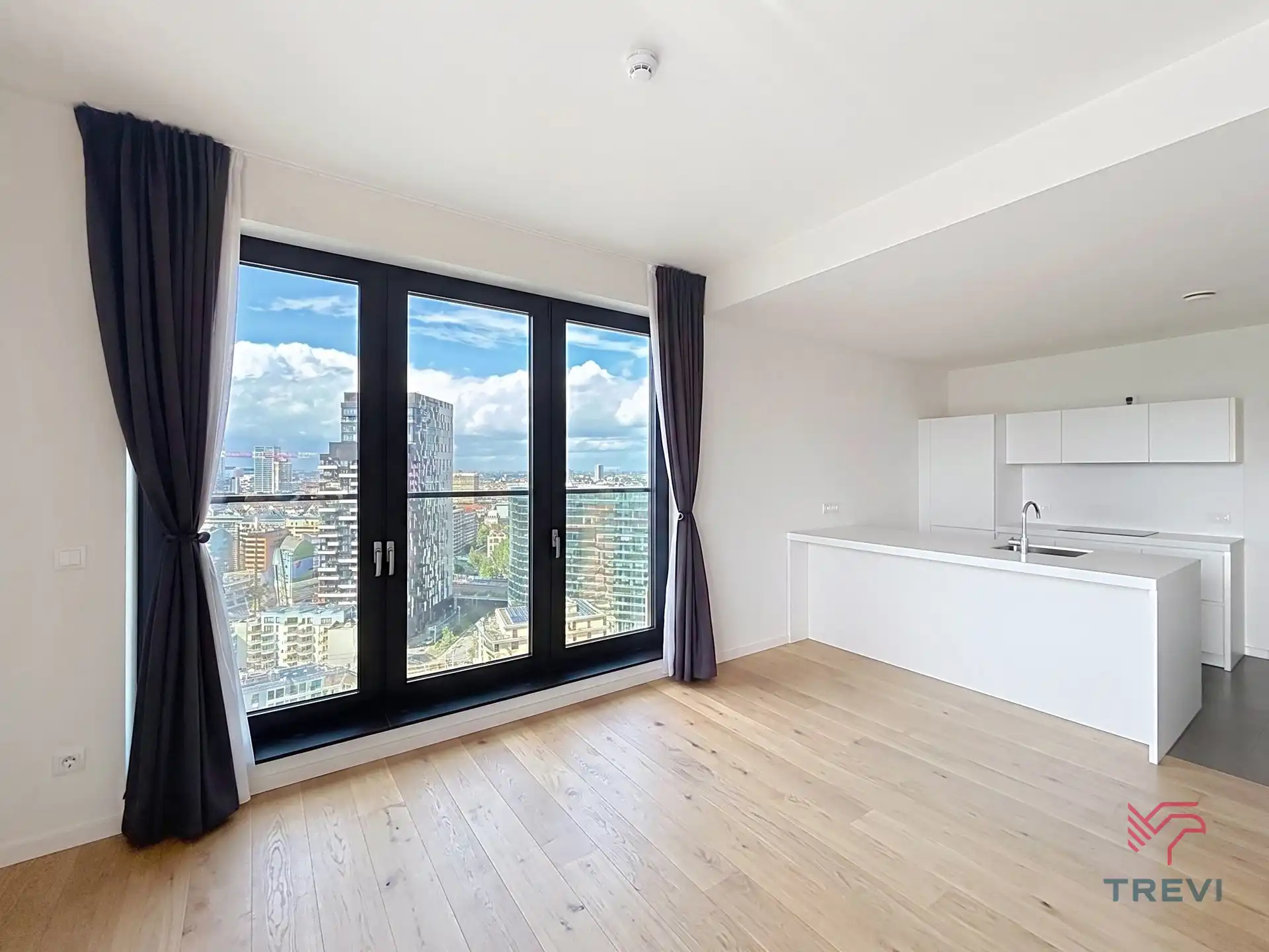 APPARTEMENT OP DE 21STE VERDIEPING IN DE EUROPESE WIJK ! foto 2