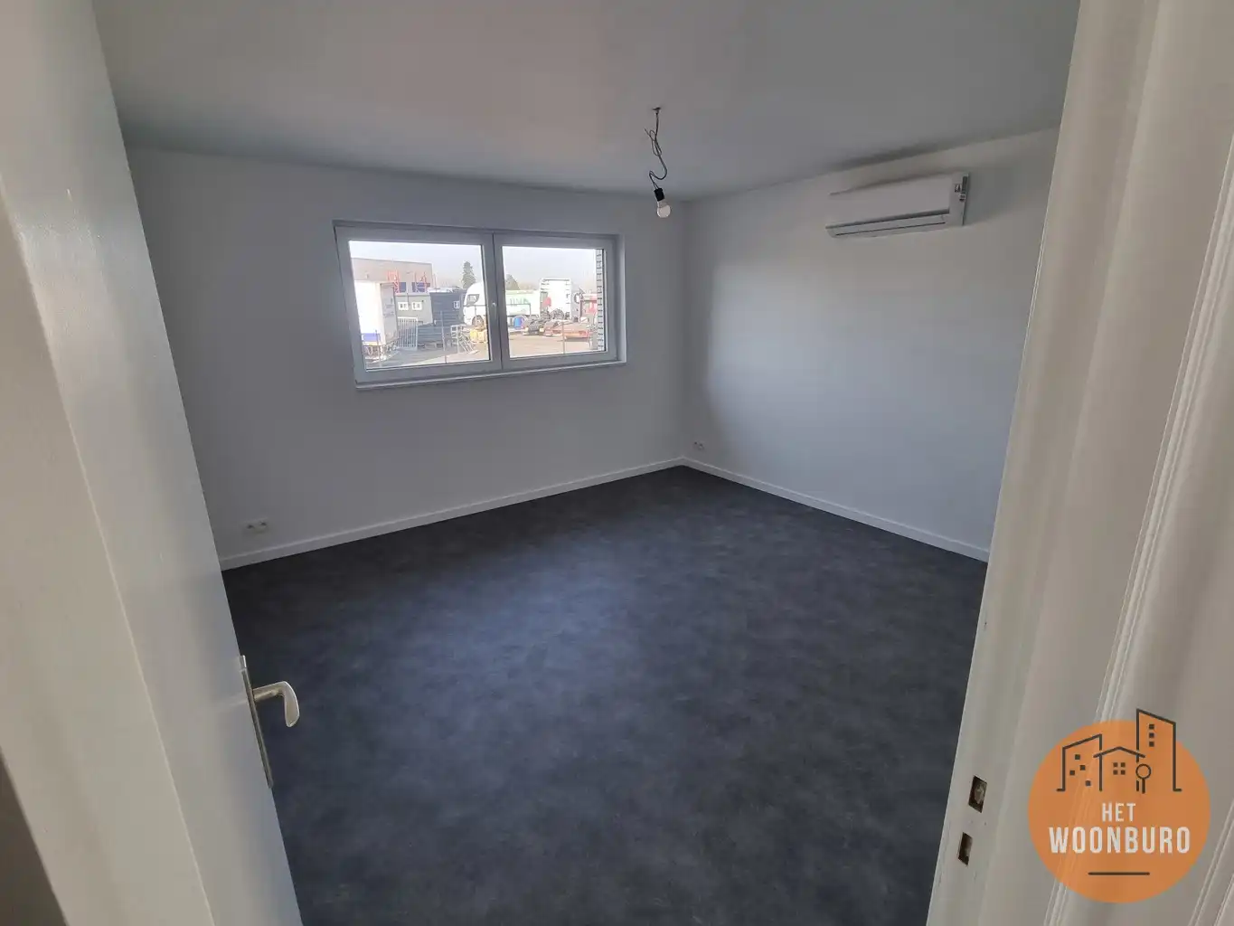 Woning in goede staat met 2 slpks, veranda en garage foto 5