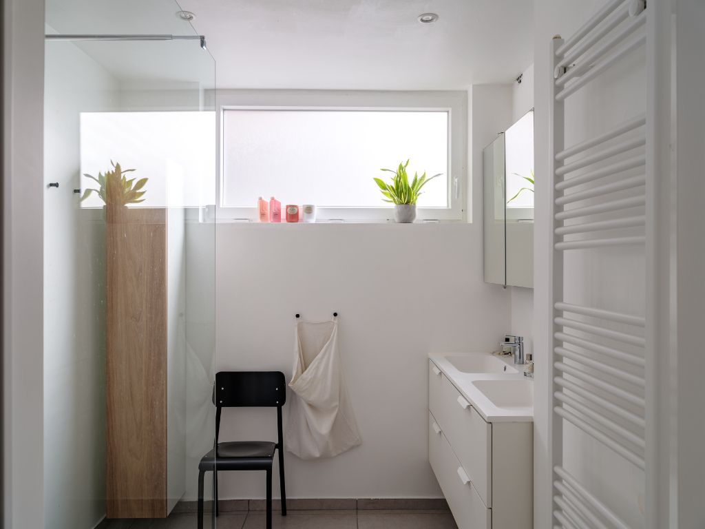 Stijlvol en lichtrijk 2-slaapkamer appartement met terras op wandelafstand van het historisch centrum. foto 17