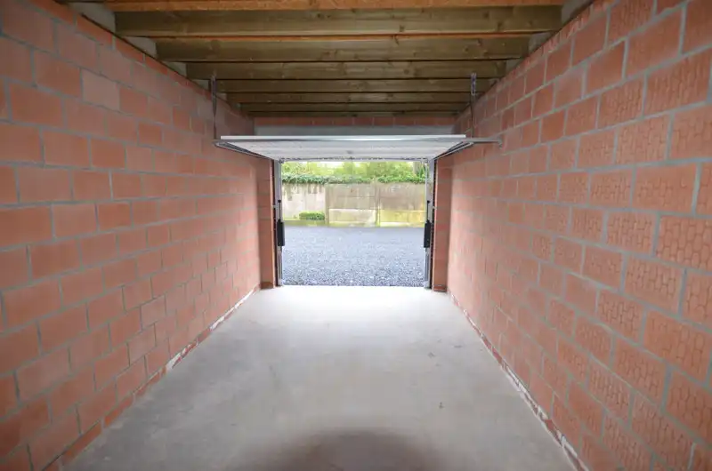 Te huur : nieuwbouw garage  (+/- 18 m²) te Roeselare Gitsestraat foto 2