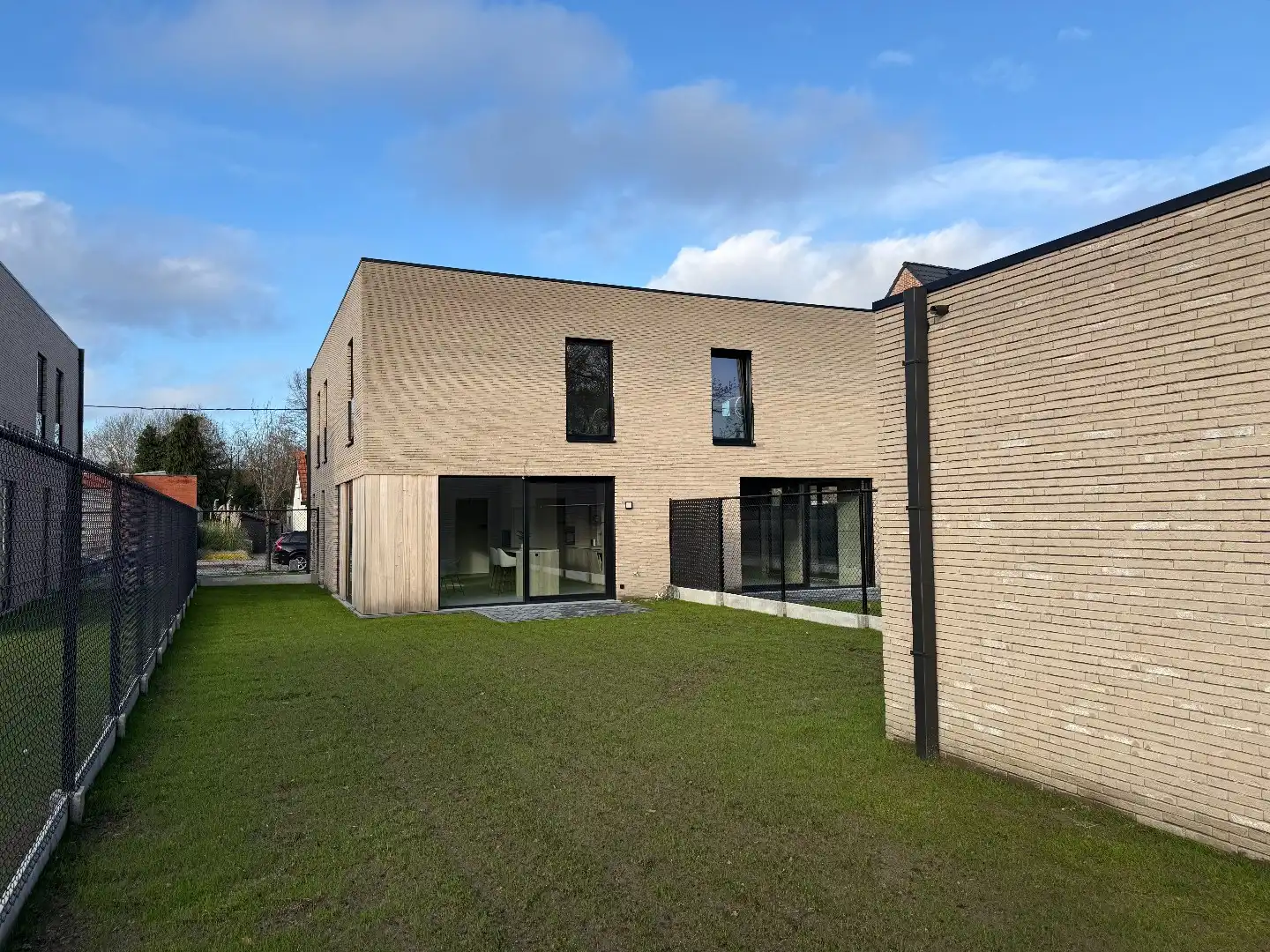 Instapklare nieuwbouw met 3 slpk en tuin foto 2