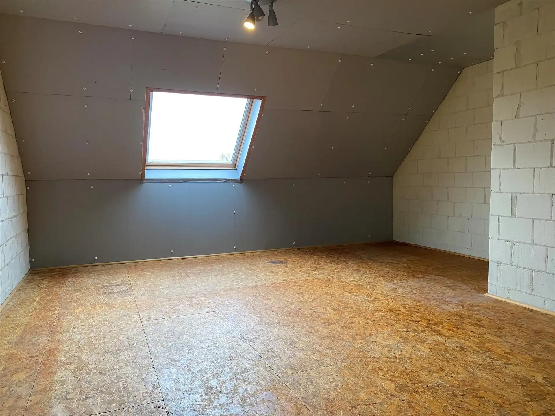 Halfopen woning met 4 slaapkamers en 2 badkamers. foto 32