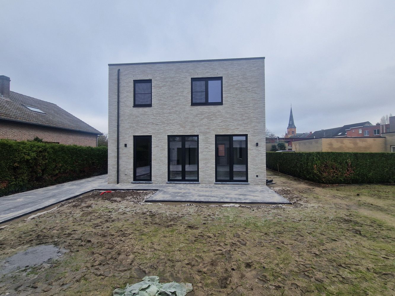 Rustig Gelegen Nieuwbouw Woning 3 Slpk + Garage(s) foto 2