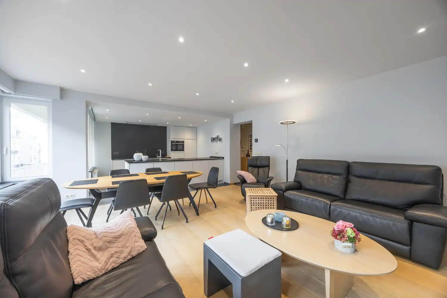 Gerenoveerd 2-slaapkamer appartement met inpandige garage in hartje Oostende foto 5