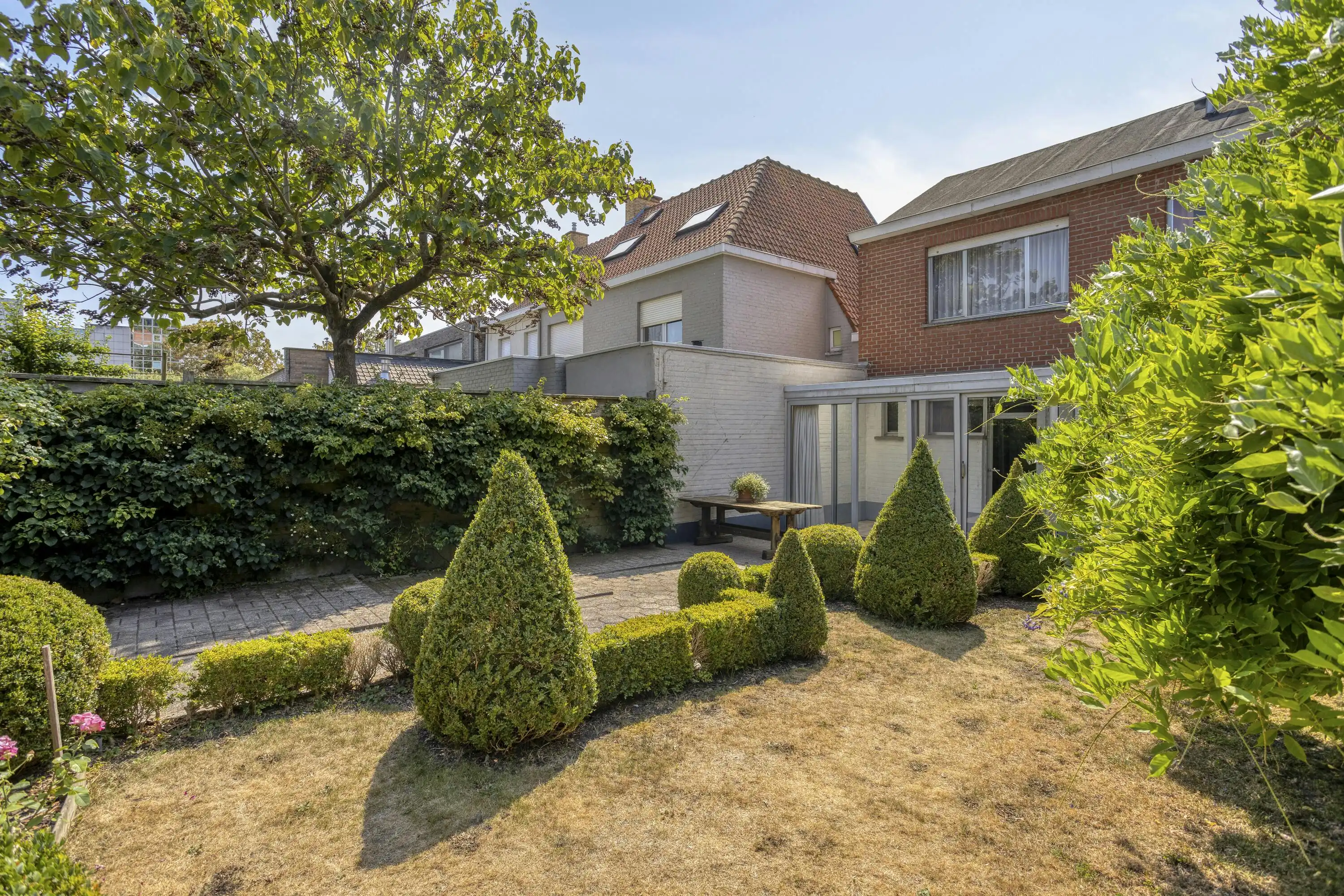 Solide huis met 4 slaapkamers, tuin, garage en kapel te koop foto 17