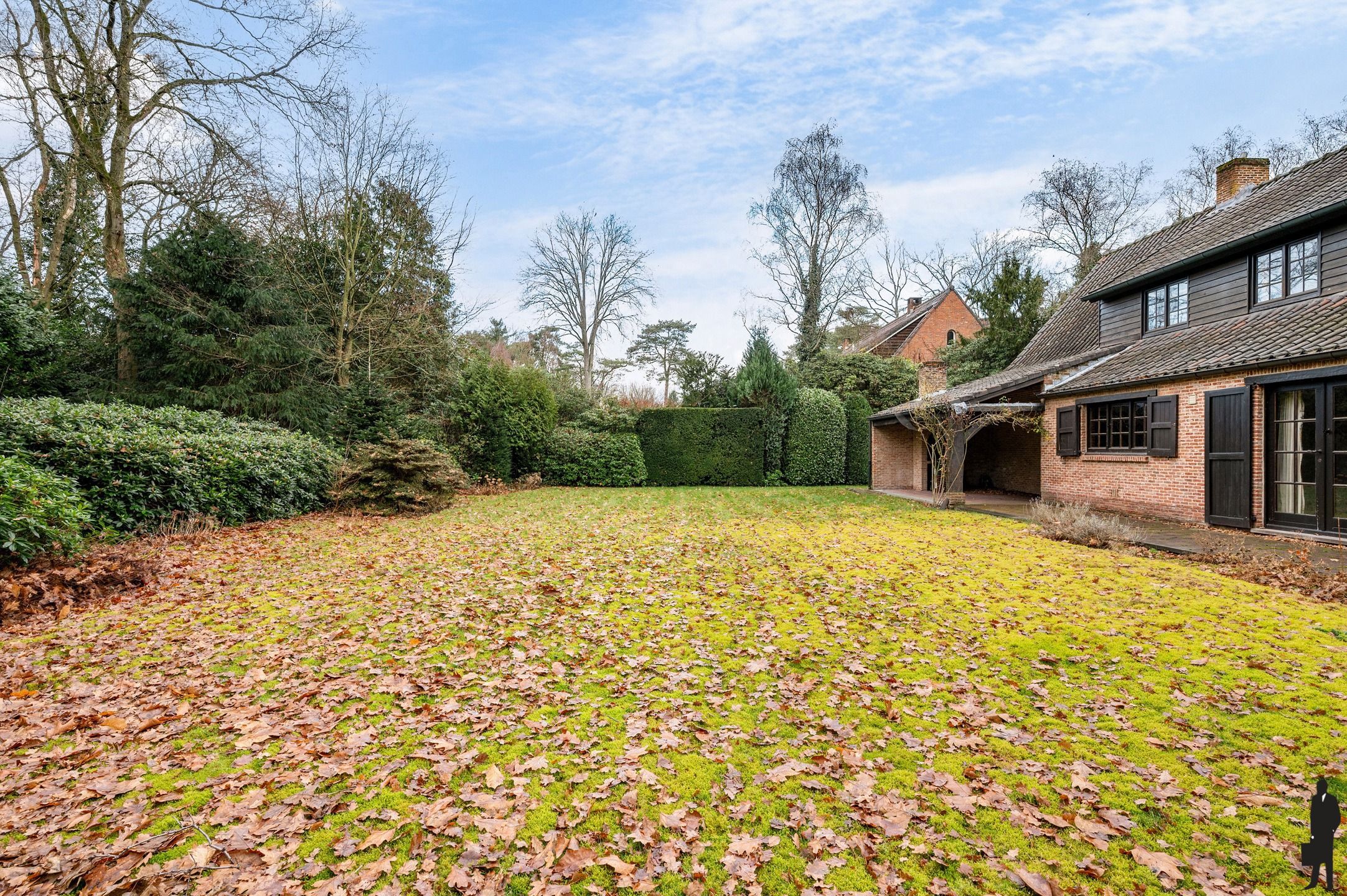 Te renoveren villa, in een bijzonder groene en residentiële omgeving!  foto 27