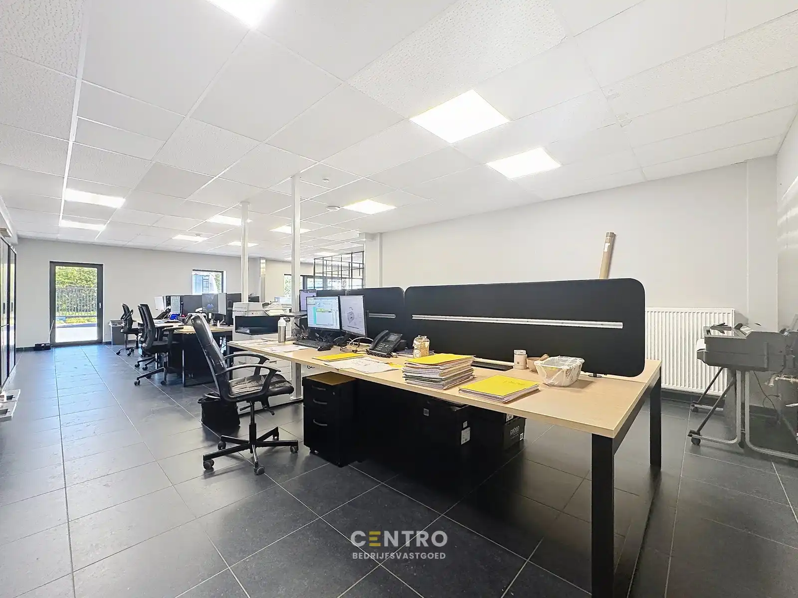 Instapklaar BEDRIJFSGEBOUW (bj. 2009) bestaande uit geïsoleerde MAGAZIJN, KANTOREN en een luxueus afgewerkte LOFT-APPARTEMENT op verdieping. Op bedrijventerrein "Oude Barriere" te Diksmuide. foto 7