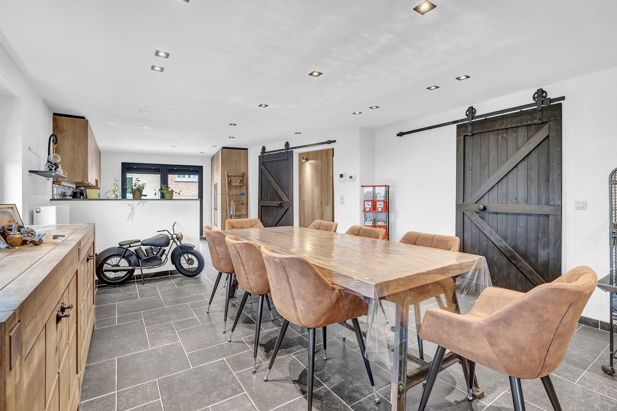 Instapklare woning met ruime garage en tuin foto 3