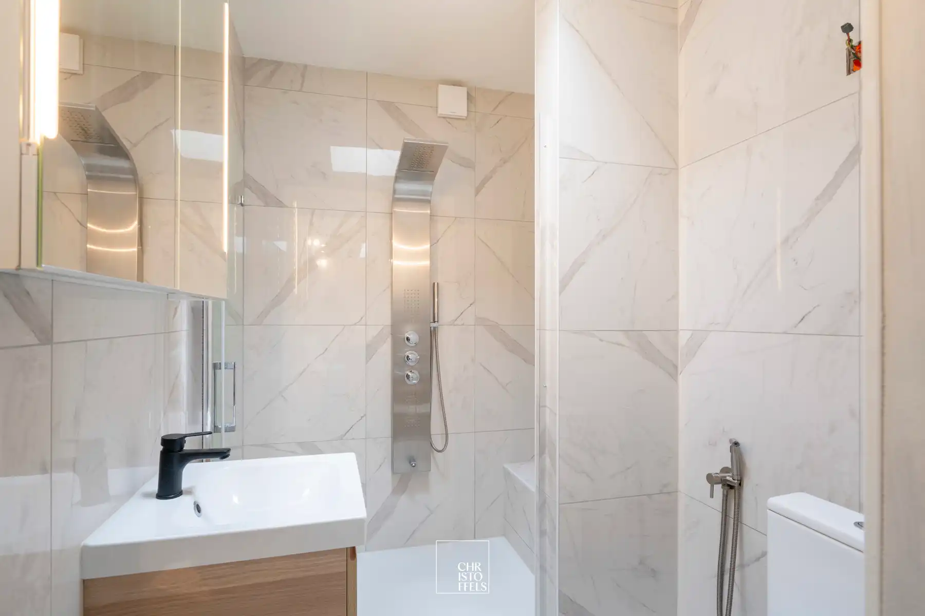 Ruime woning (199 m²) met tuin en tal van renovatiemogelijkheden! foto 12