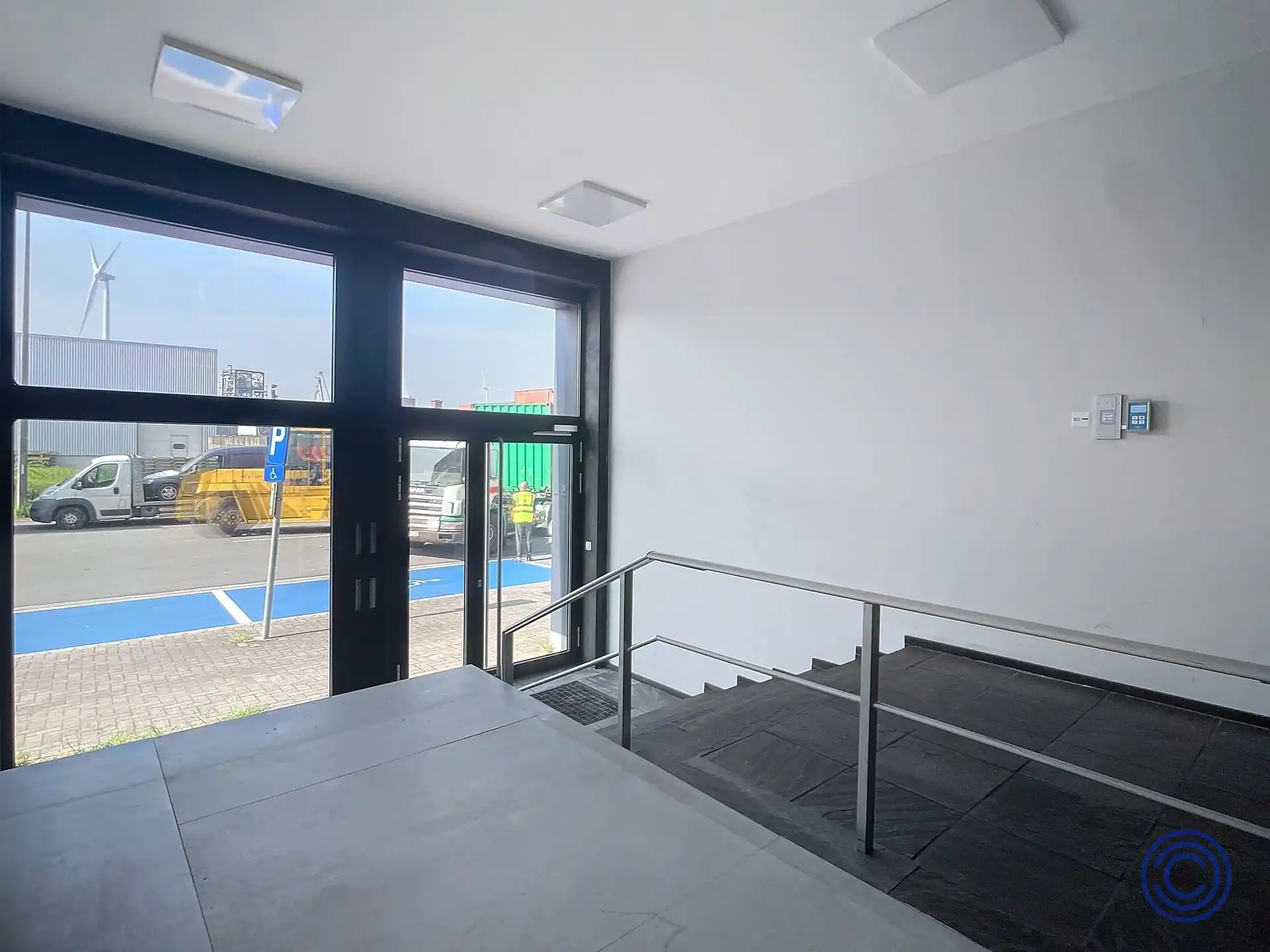 Strategisch gelegen kantoor ca. 670m² in havengebied! foto 11