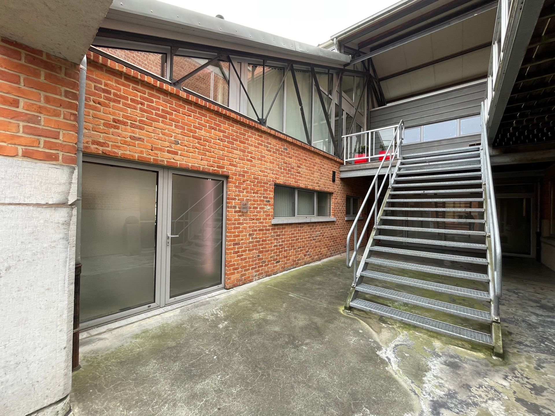 Ruime en lichtrijke kantoorloft te huur in centrum Oudenaarde foto 11