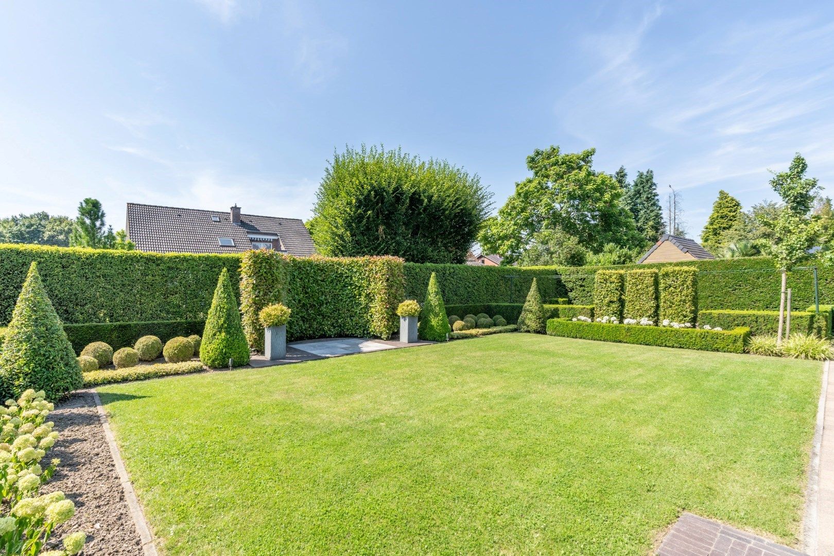 Uitstekend onderhouden vrijstaande woning met 5 slaapkamers en tuin in een aantrekkelijke residentiële buurt foto 28