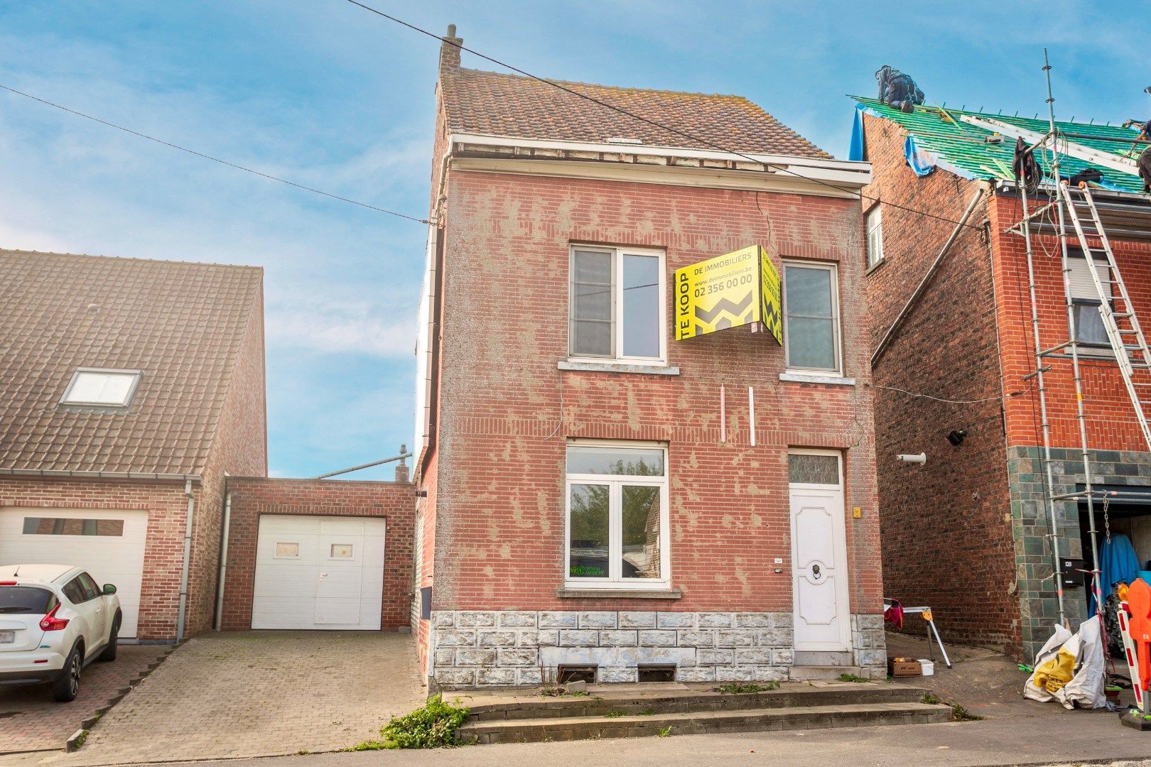 Hoofdfoto van de publicatie: Ruime, te renoveren woning met 3 slpk en garage