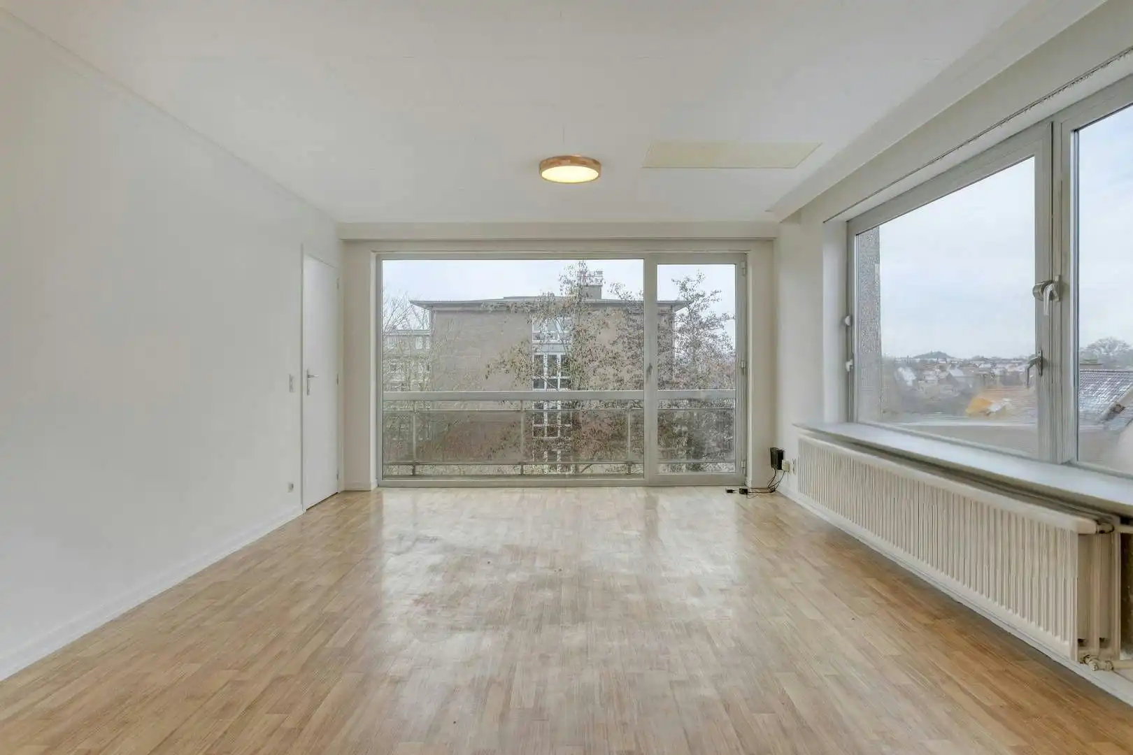 Instapklaar en lichtrijk appartement met garage in Roeselare foto {{pictureIndex}}