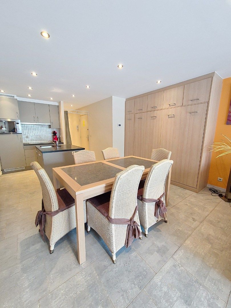 Mooi appartement met terras op het Heldenplein in Knokke-Heist. foto {{pictureIndex}}