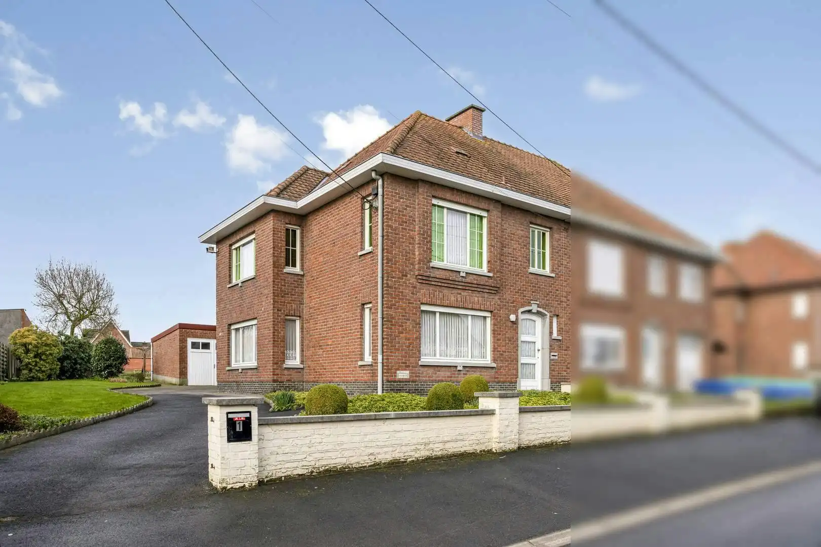 Te renoveren statige woning met royale tuin in Ardooie foto 2