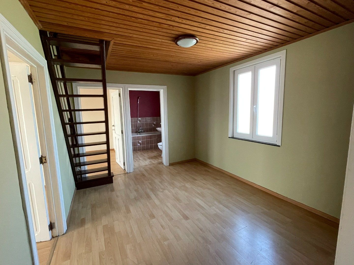 Ruime 3-gevelwoning met grote tuin in Roosdaal foto 7