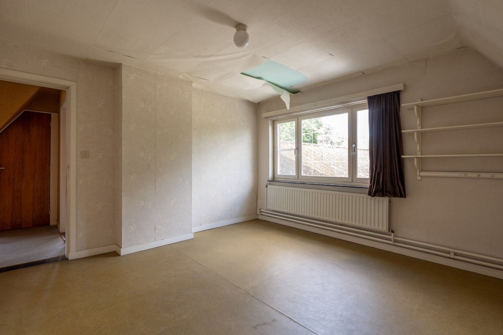 Deze ruime, te renoveren woning wordt verkocht. foto 24