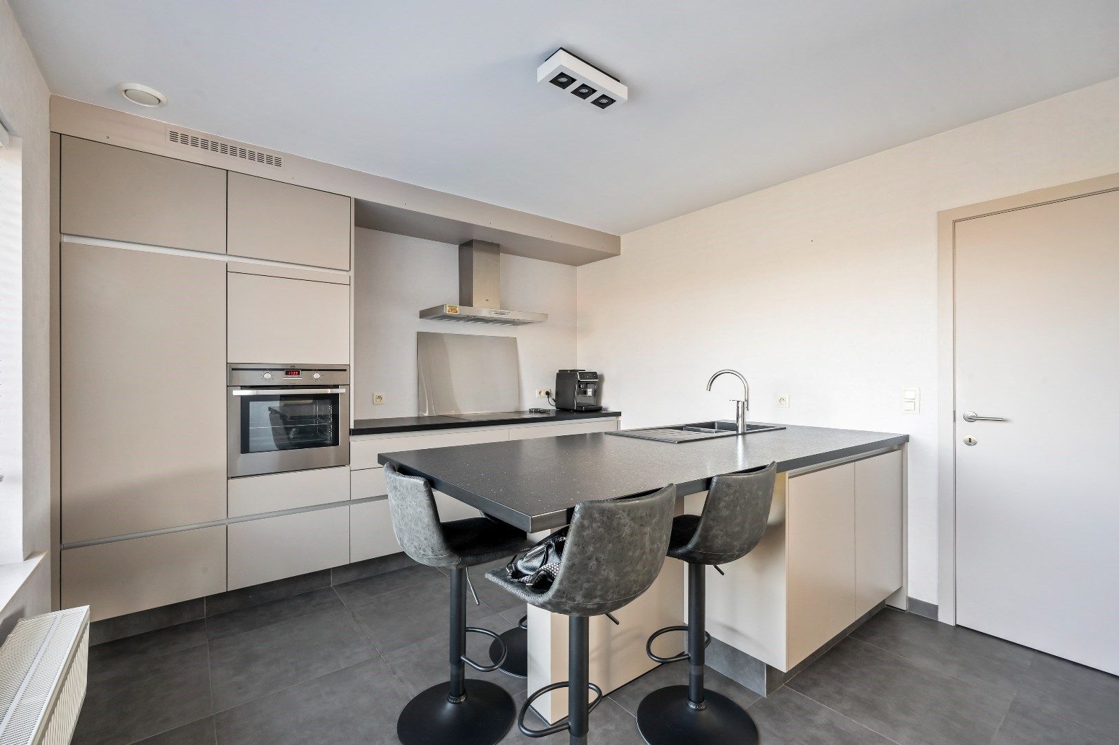 Centraal gelegen woning met 3 slaapkamers, garage en tuin. foto 9