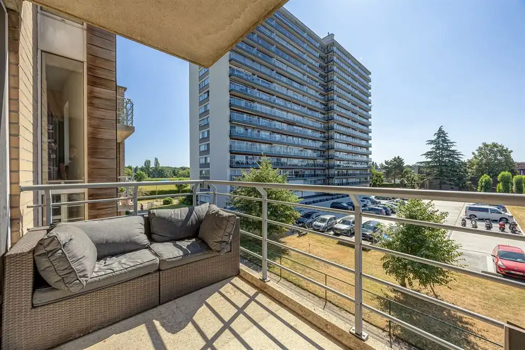 Lichtrijk appartement met 2 slaapkamers, ruim terras en P foto 2