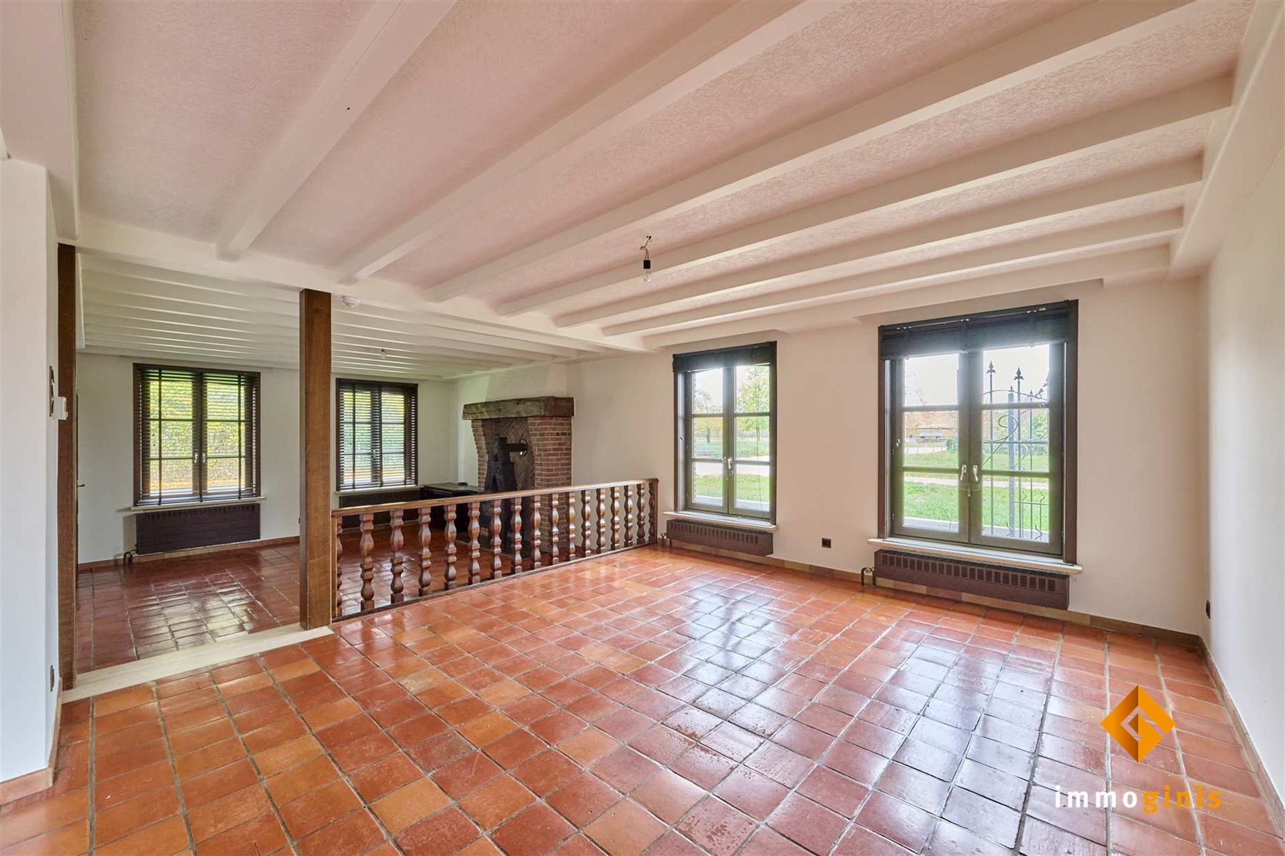 Zéér ruime woning met dubbele inpandige garage op mooi perceel van 7a33ca. foto 5