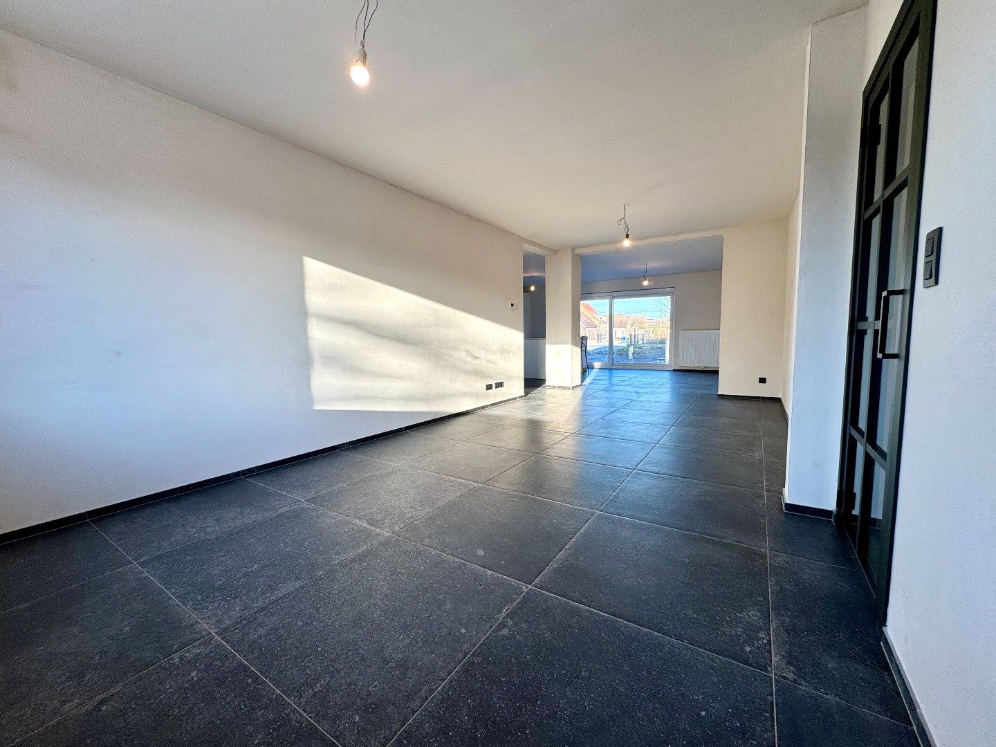 GERENOVEERDE HALFOPEN WONING MET 3 SLPKS, 2 BADKAMERS, TUIN EN GARAGE foto 9