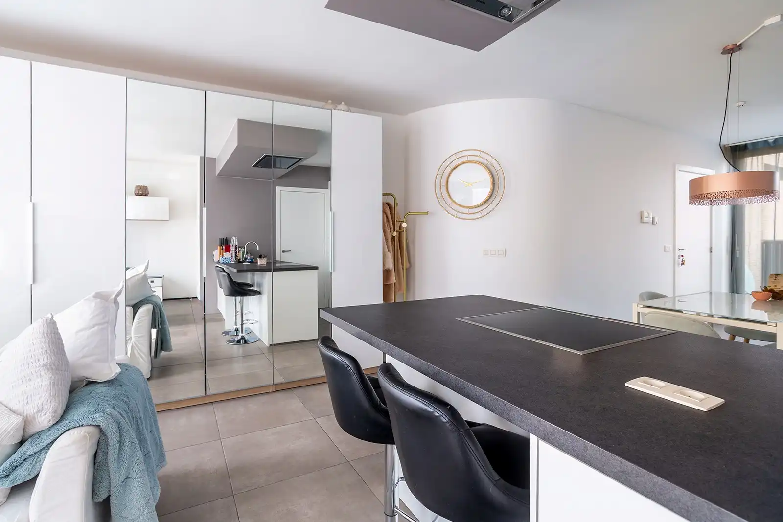 Slim wonen of zorgeloos investeren – stijlvolle nieuwbouwstudio met terras in Boechout foto 8