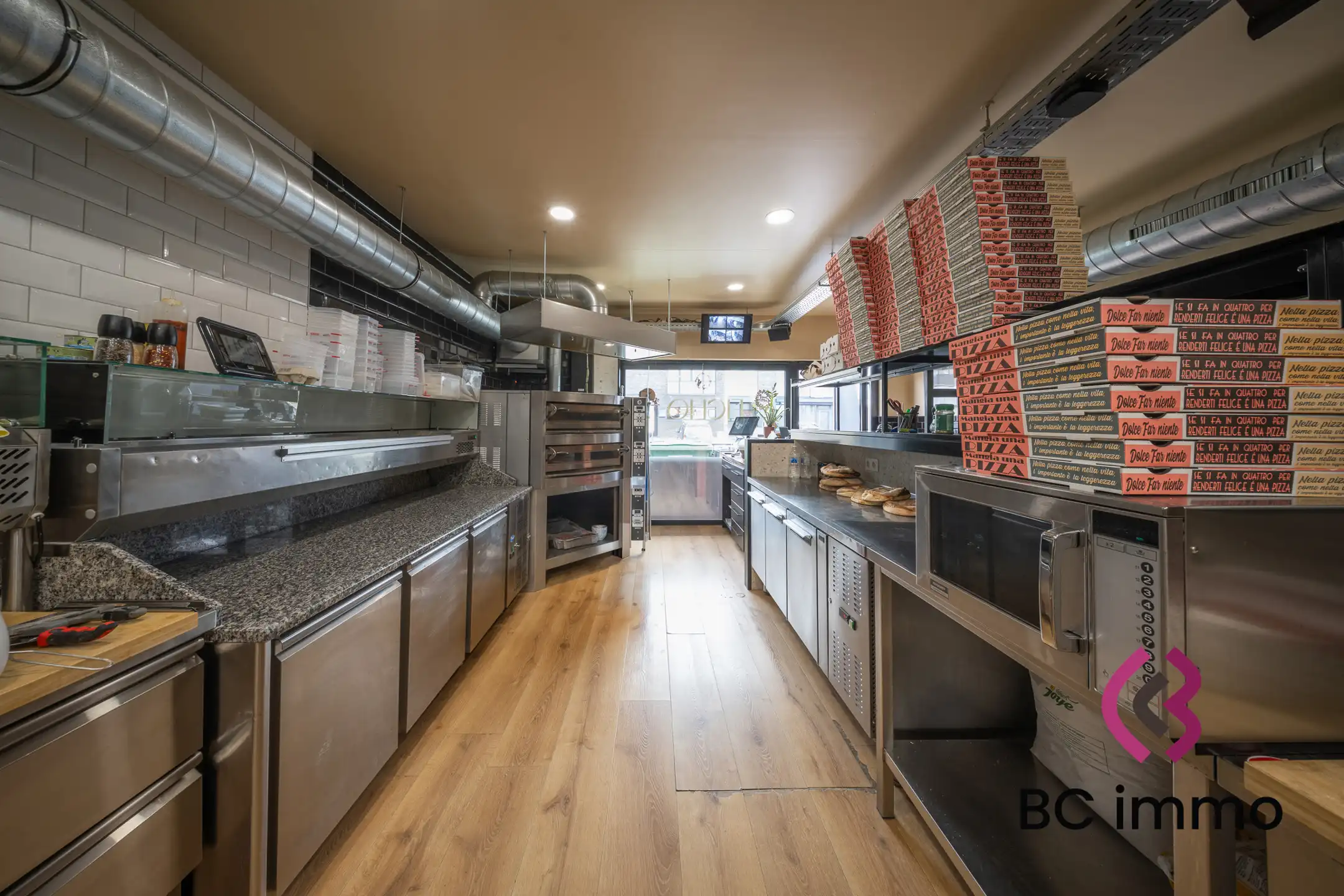 Verhuurde horecazaak met professionele keuken, tuin en ruime bijbouw te koop in Genk foto 3