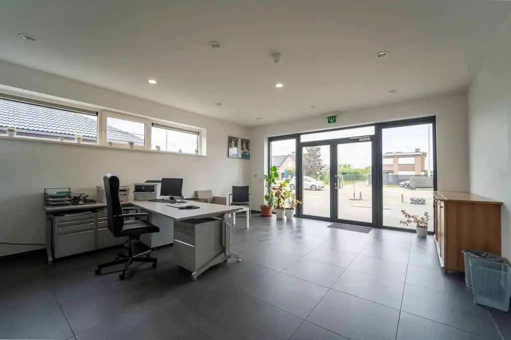 RUIM HANDELSHUIS MET WOONST TE SPALBEEK (HASSELT) foto 25