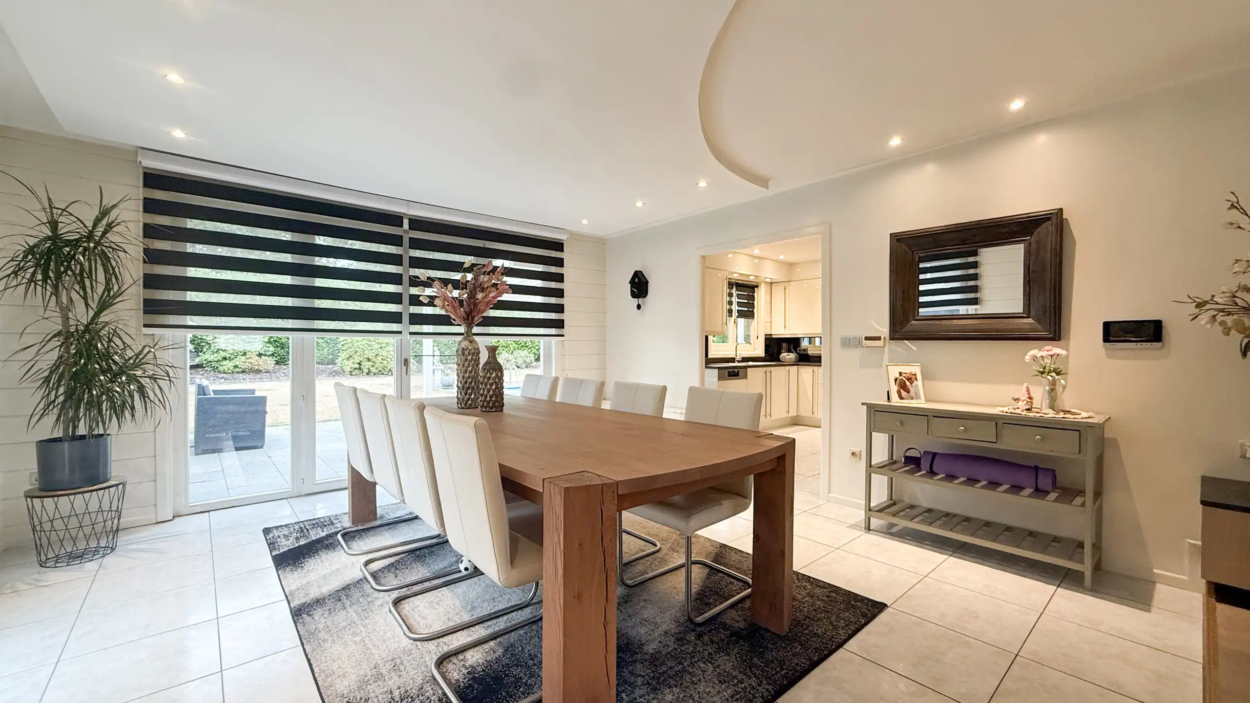 Gelijkvloerse woning met ruim magazijn en zwembad! foto 8